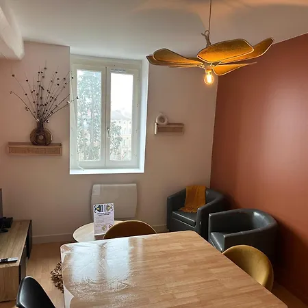 Apartment En Face Du Parc De Refait A Neuf En Janvier 2026